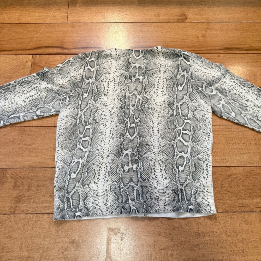 Van Heusen Studio Snakeskin Print Cardigan Womens Large Grey White Indie Sleaze - Picture 3 of 5